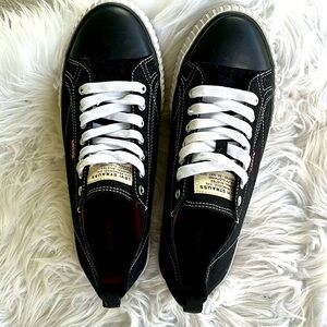 NWOT. Levis Mens Anika Canvas Low-Top Sneakers Black/White Sz 9